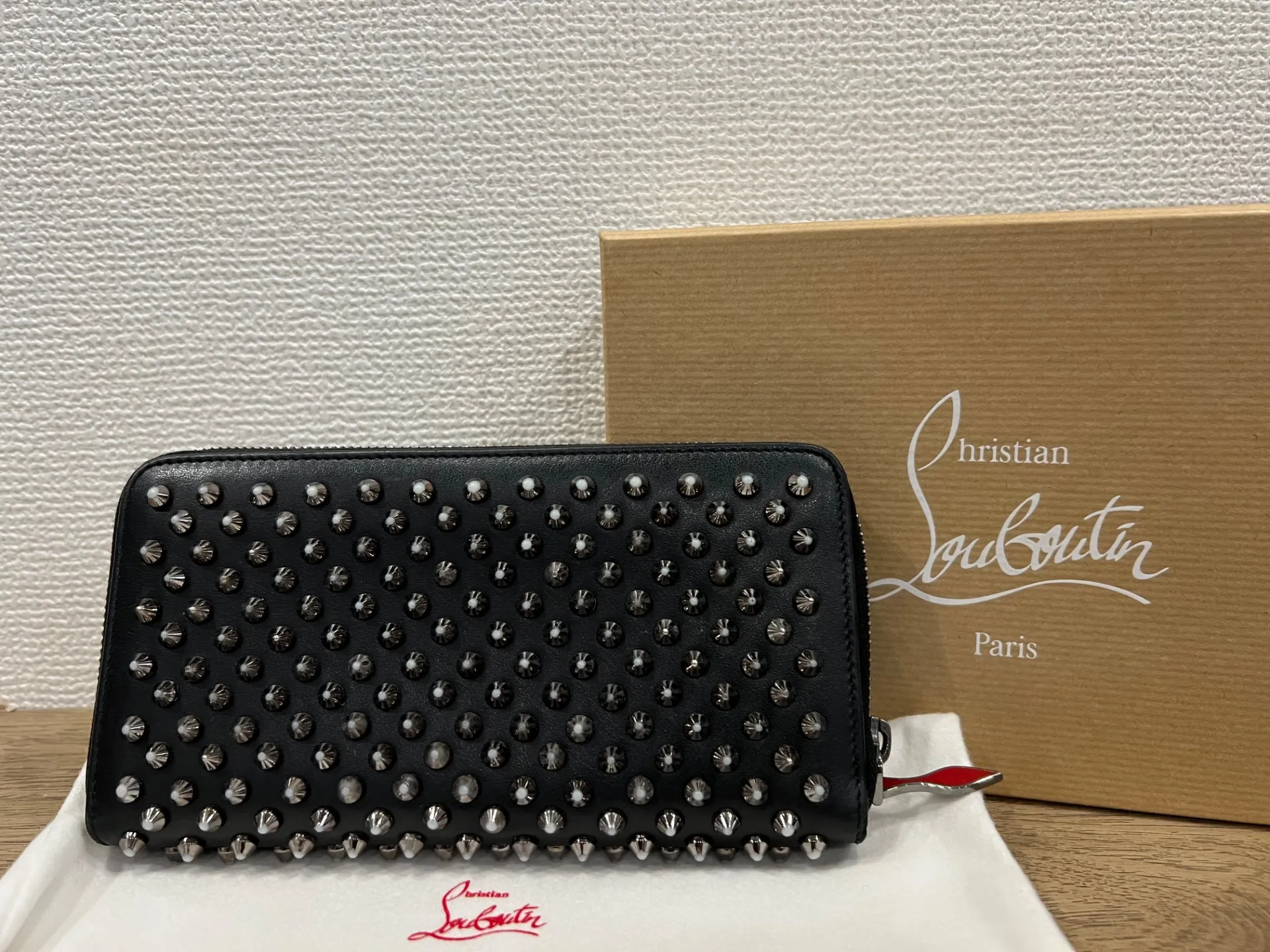 クリスチャンルブタンスタッズラウンドジップ長財布をお買取いたしました